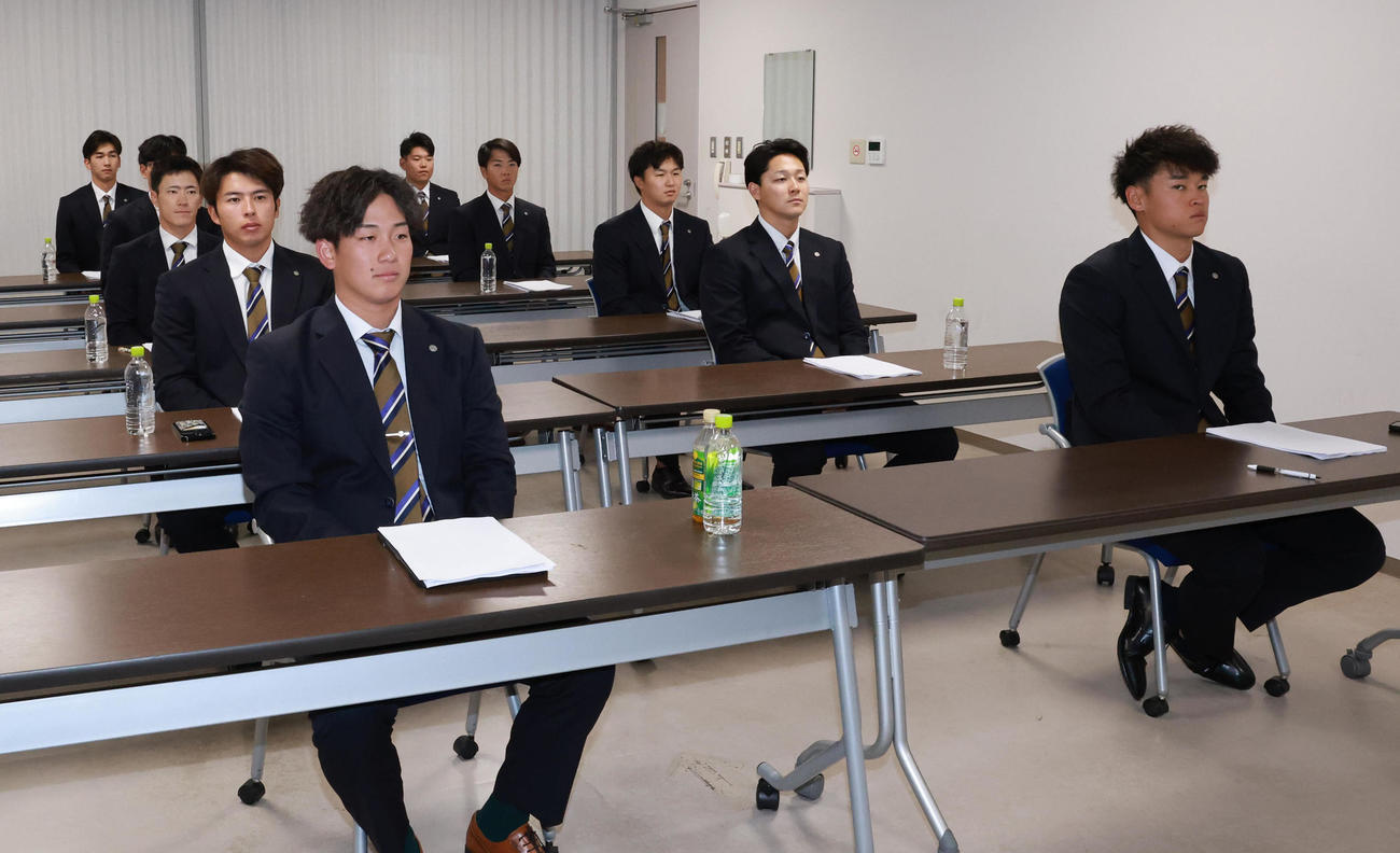 新人選手研修会に参加する伊原（手前左）ら阪神の選手たち（撮影・上田博志）