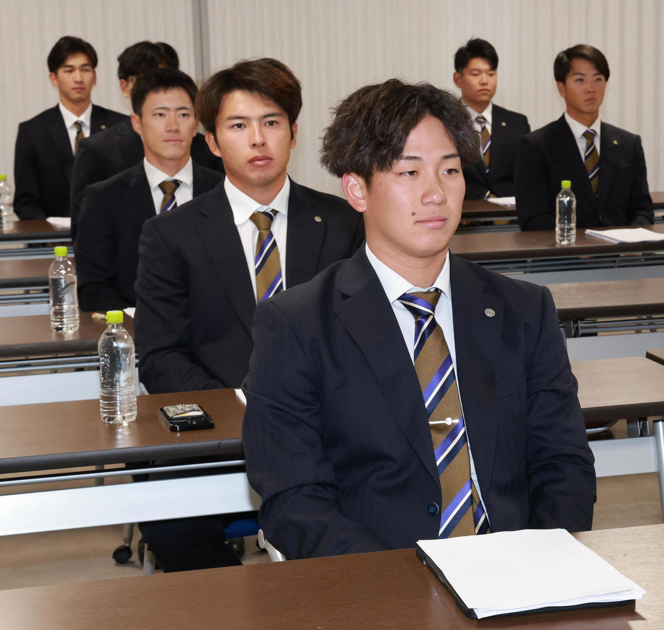 新人選手研修会に参加する伊原（手前）ら阪神の選手たち（撮影・上田博志）