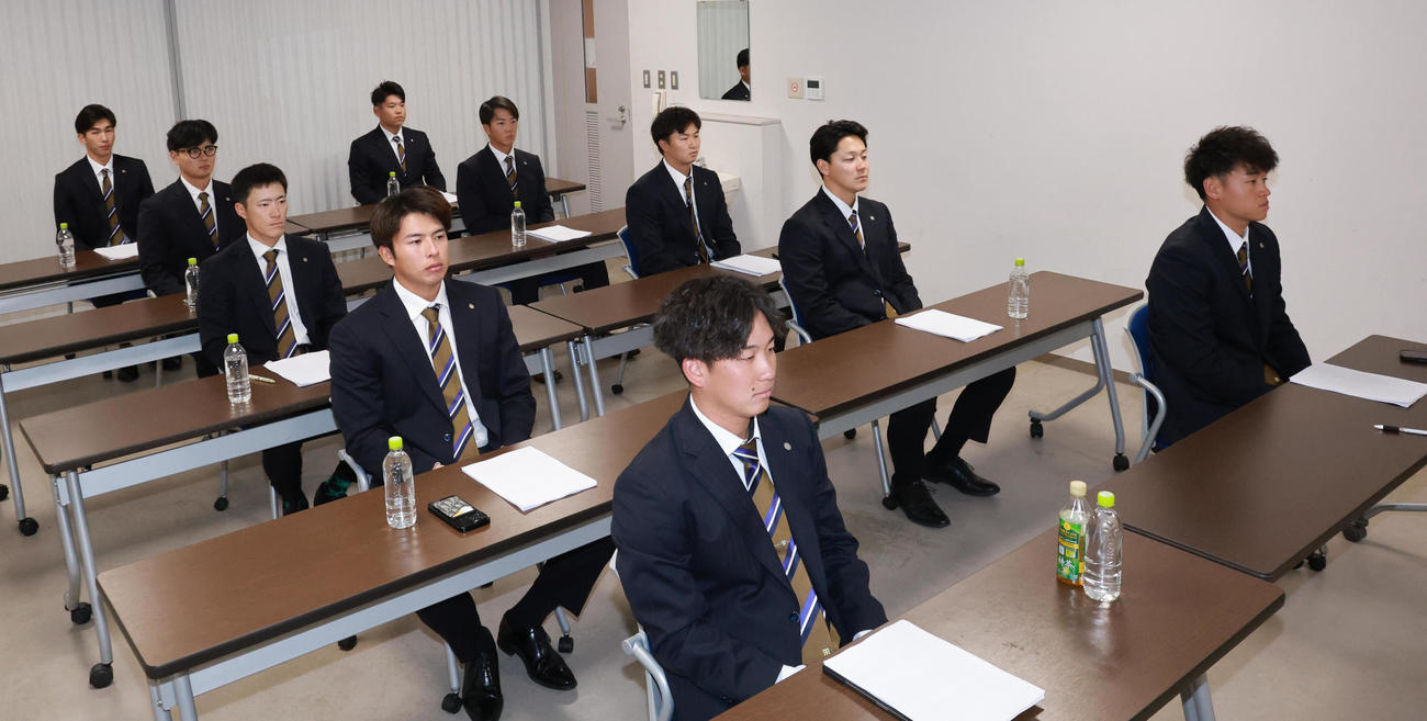 新人選手研修会に参加する伊原（手前左）ら阪神の選手たち（撮影・上田博志）