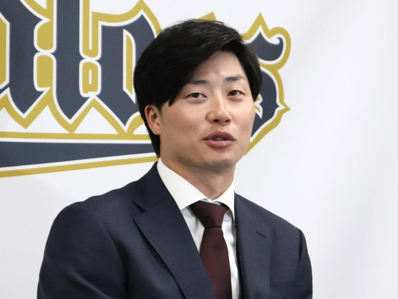契約更改を終え、会見し笑みを浮かべるオリックス広岡（撮影・中島麗）