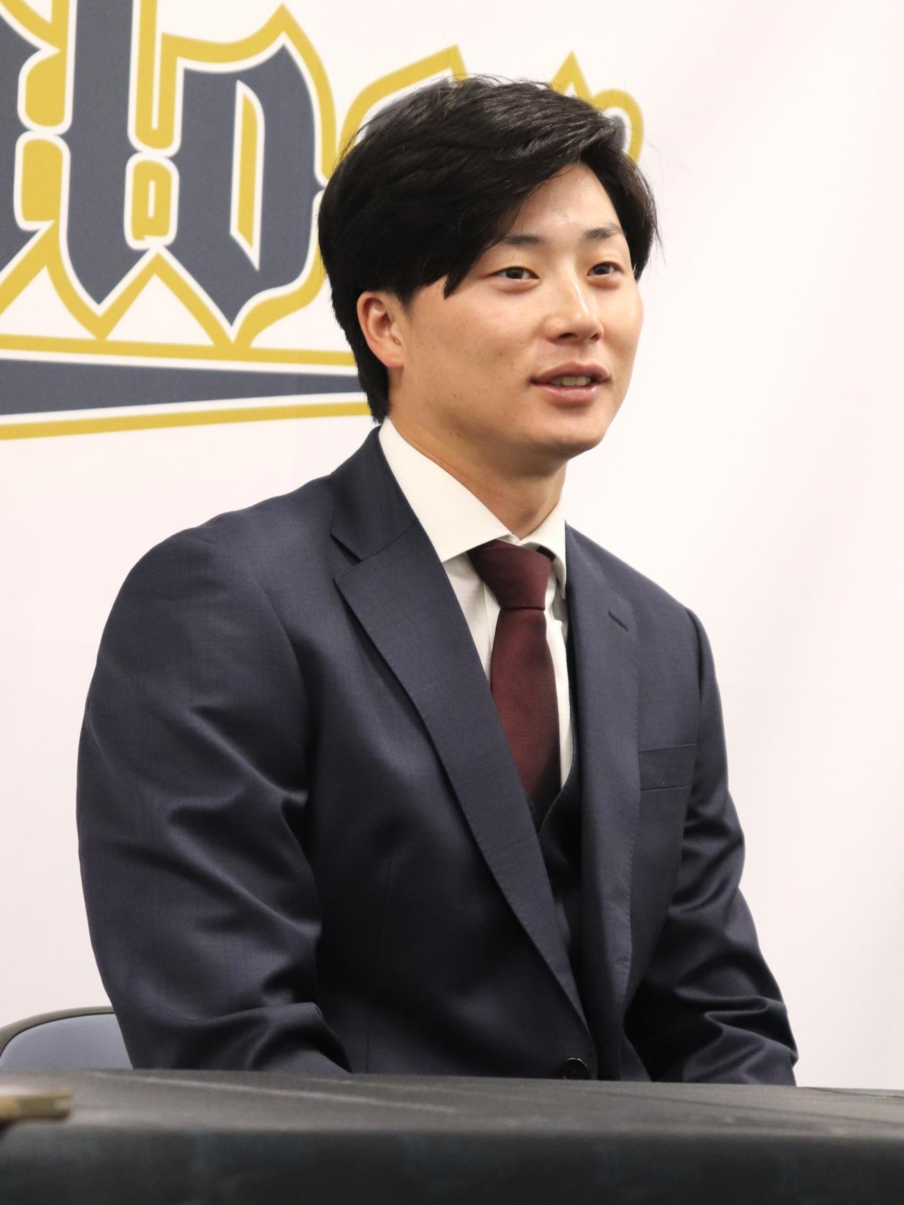 契約更改を終え、会見し笑みを浮かべるオリックス広岡（撮影・中島麗）