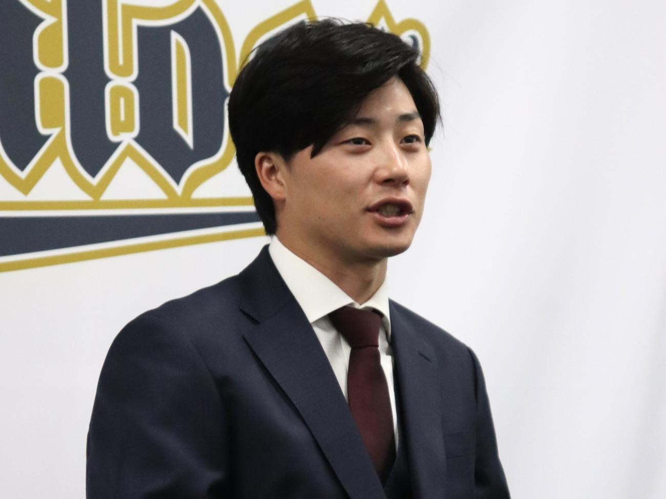 契約更改を終え、会見し笑みを浮かべるオリックス広岡（撮影・中島麗）
