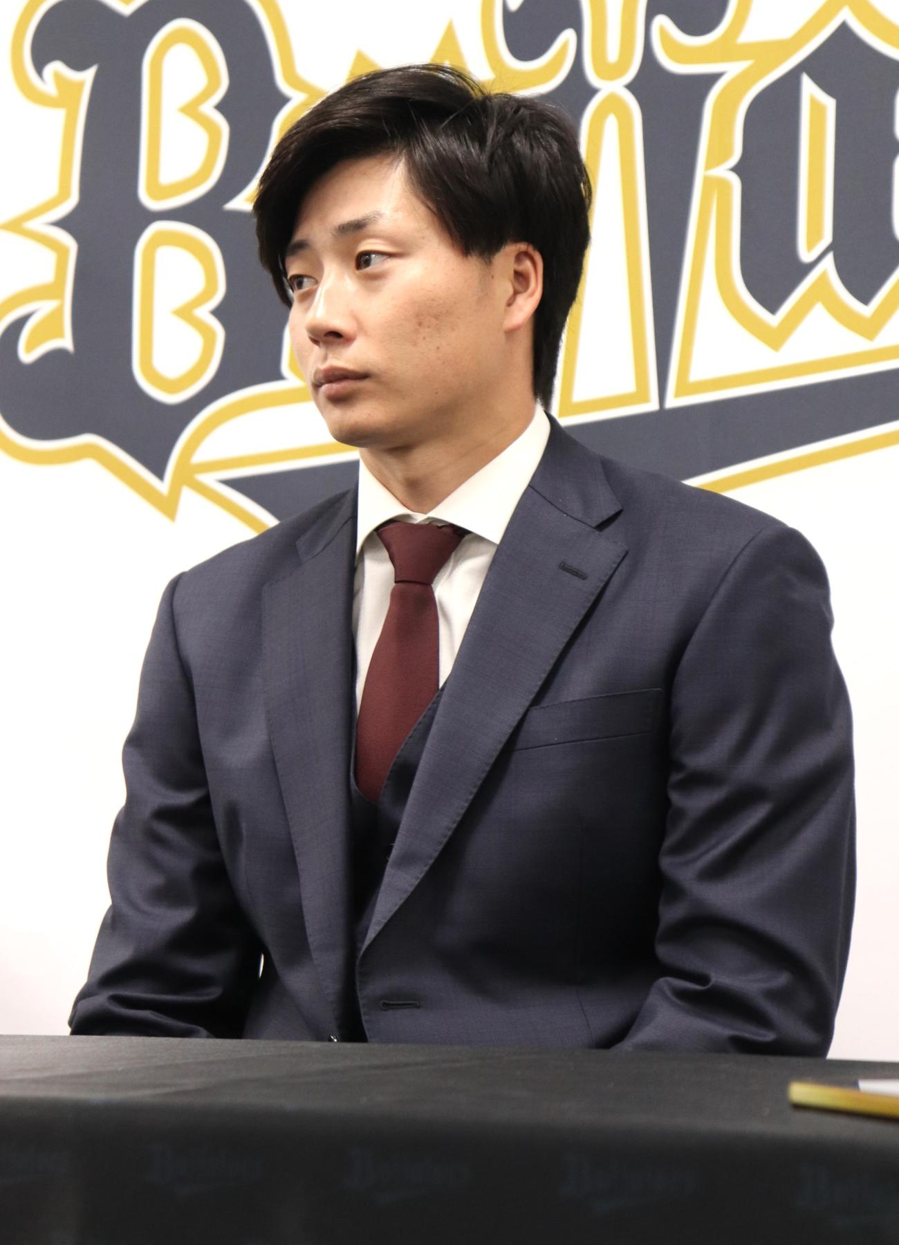 契約更改を終え、会見するオリックス広岡（撮影・中島麗）
