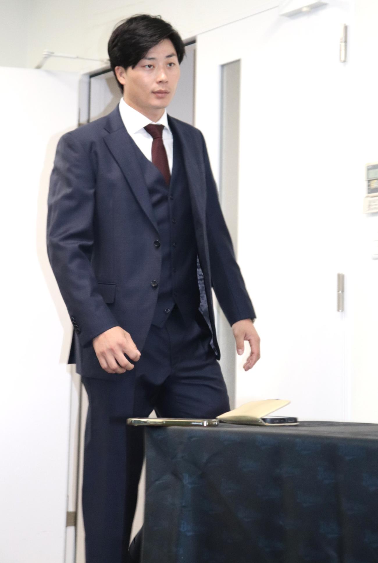 契約更改を終え、会見場に入るオリックス広岡（撮影・中島麗）