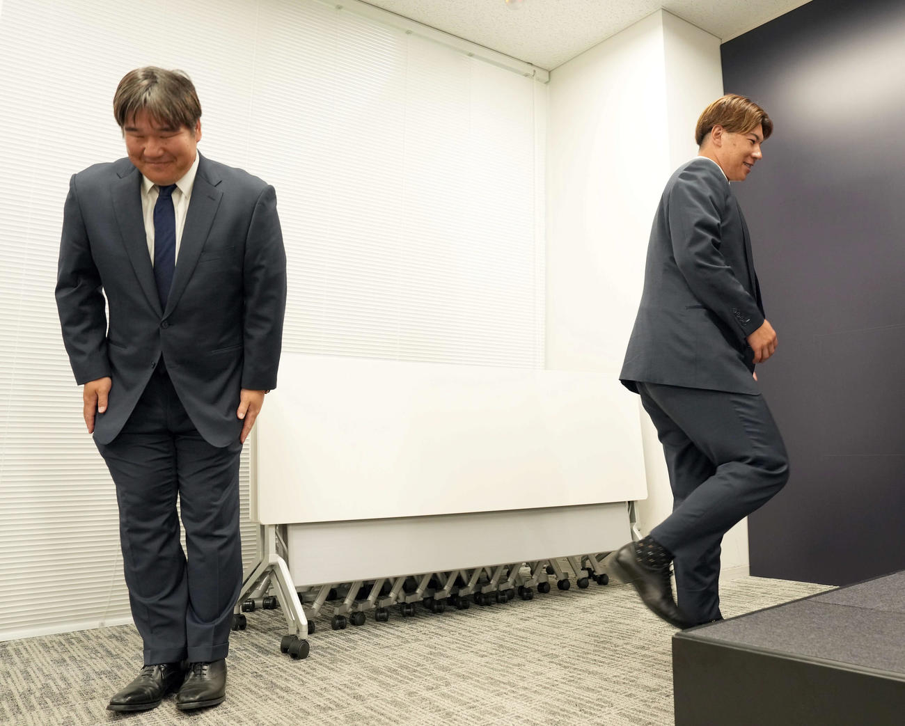 西武炭谷の会見に代理人？　として現れた中村剛（左）（撮影・たえ見朱実）