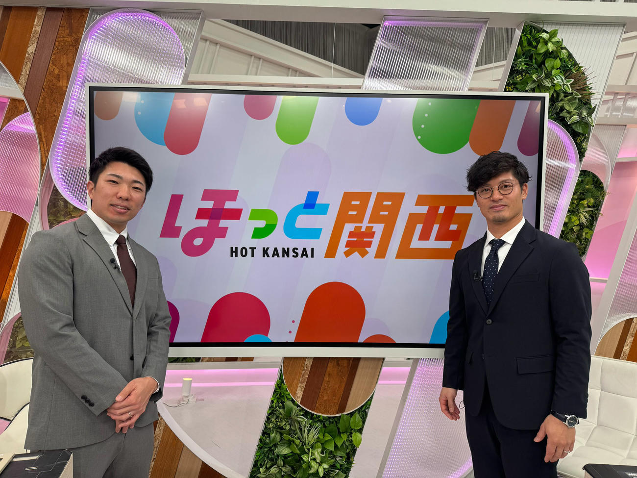 NHK「ほっと関西」に出演した阪神石井大智（左）と坂本誠志郎（球団提供）
