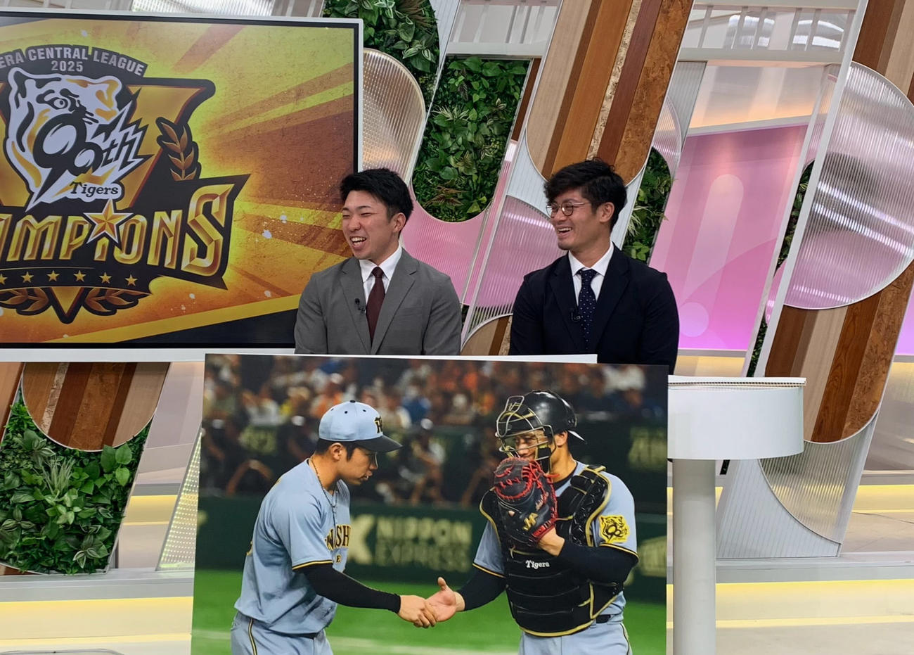 NHK「ほっと関西」に出演した阪神石井大智（左）と坂本誠志郎（球団提供）