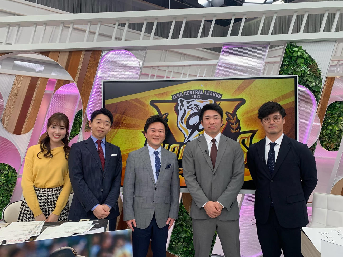 NHK「ほっと関西」に出演した阪神石井大智（左）と坂本誠志郎（球団提供）
