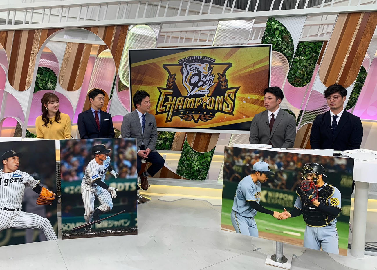 NHK「ほっと関西」に出演した阪神石井大智（左）と坂本誠志郎（球団提供）