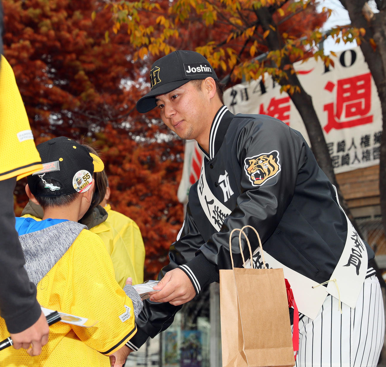 尼崎市で阪神井坪は1日人権擁護委員となって街頭啓発活動を行う（撮影・上山淳一）