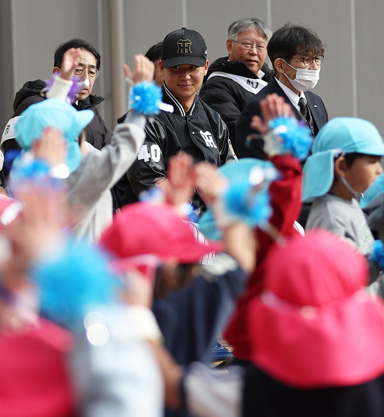 尼崎市の街頭啓発活動に参加した阪神井坪（中央）は児童のダンスを見つめる（撮影・上山淳一）