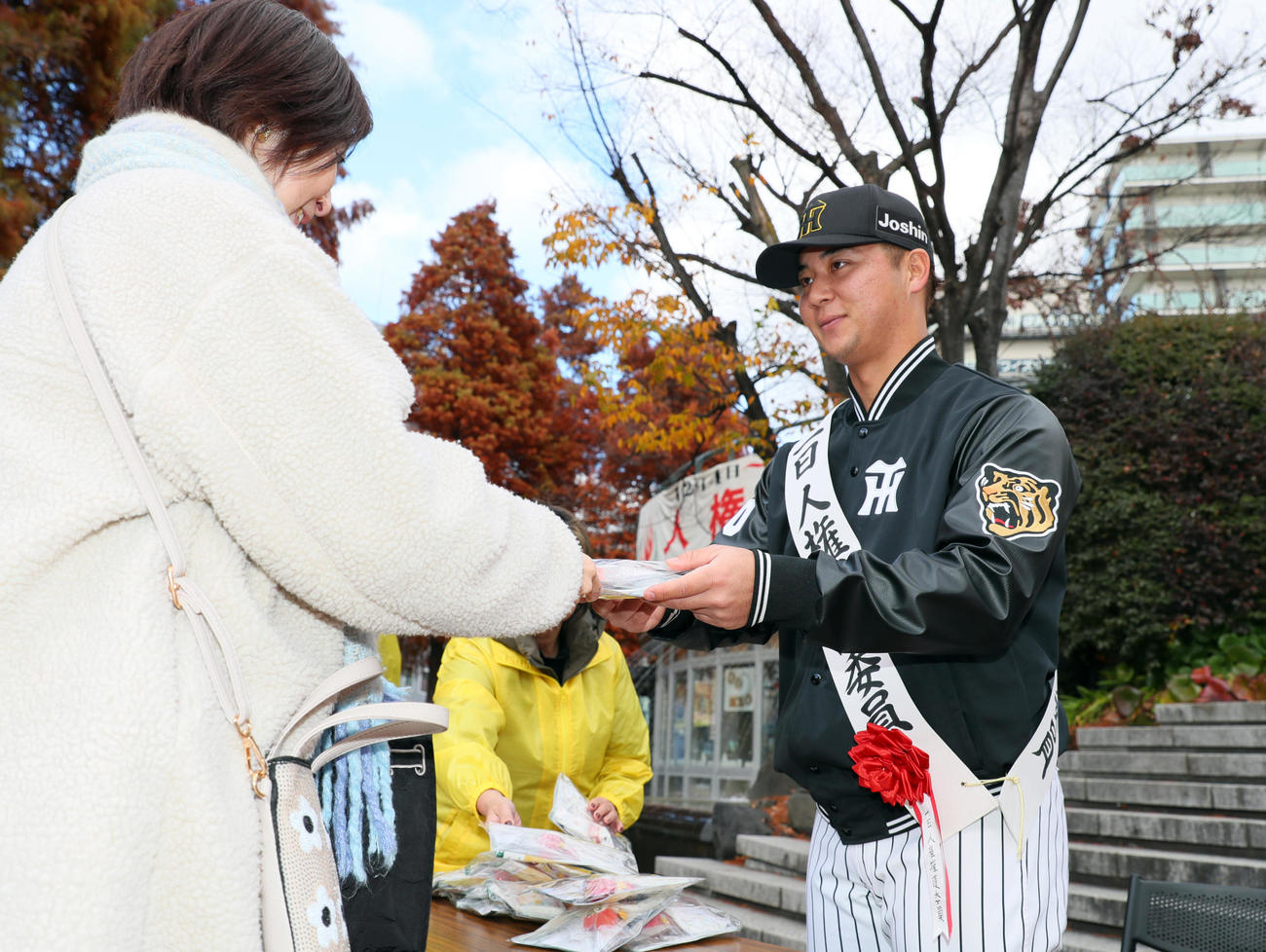 尼崎市で阪神井坪は1日人権擁護委員となって街頭啓発活動を行う（撮影・上山淳一）