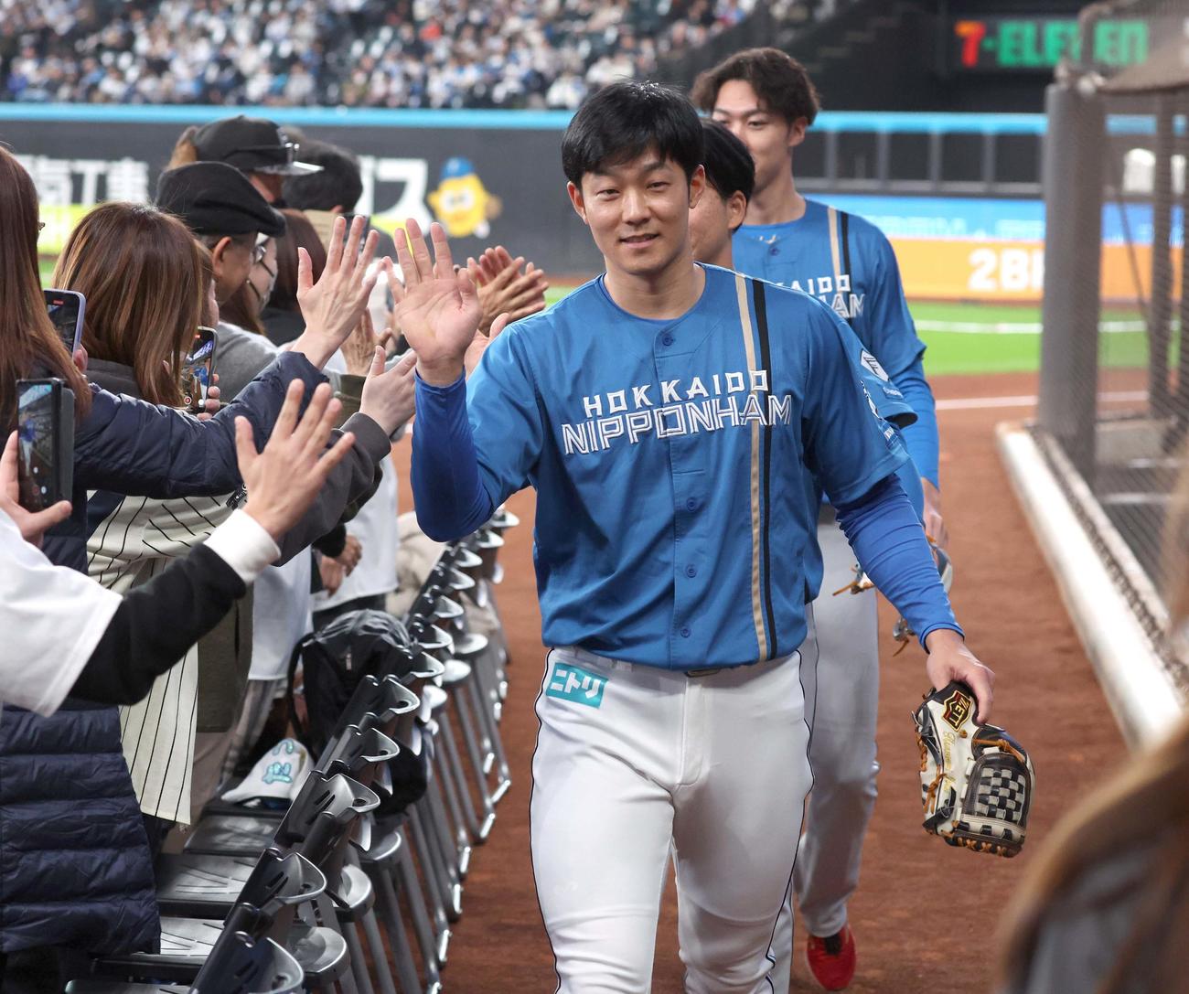 ファンとハイタッチする石井（2025年11月）