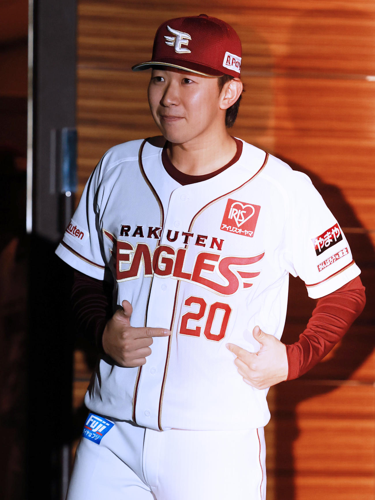 楽天新入団選手発表会見に登場したドラフト2位の早大・伊藤樹（撮影・野上伸悟）