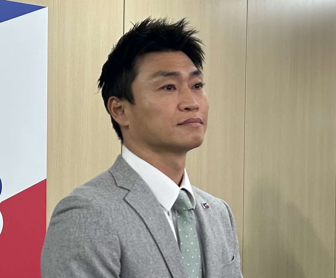 都内の球団事務所で囲み取材に応じたヤクルト青木GM