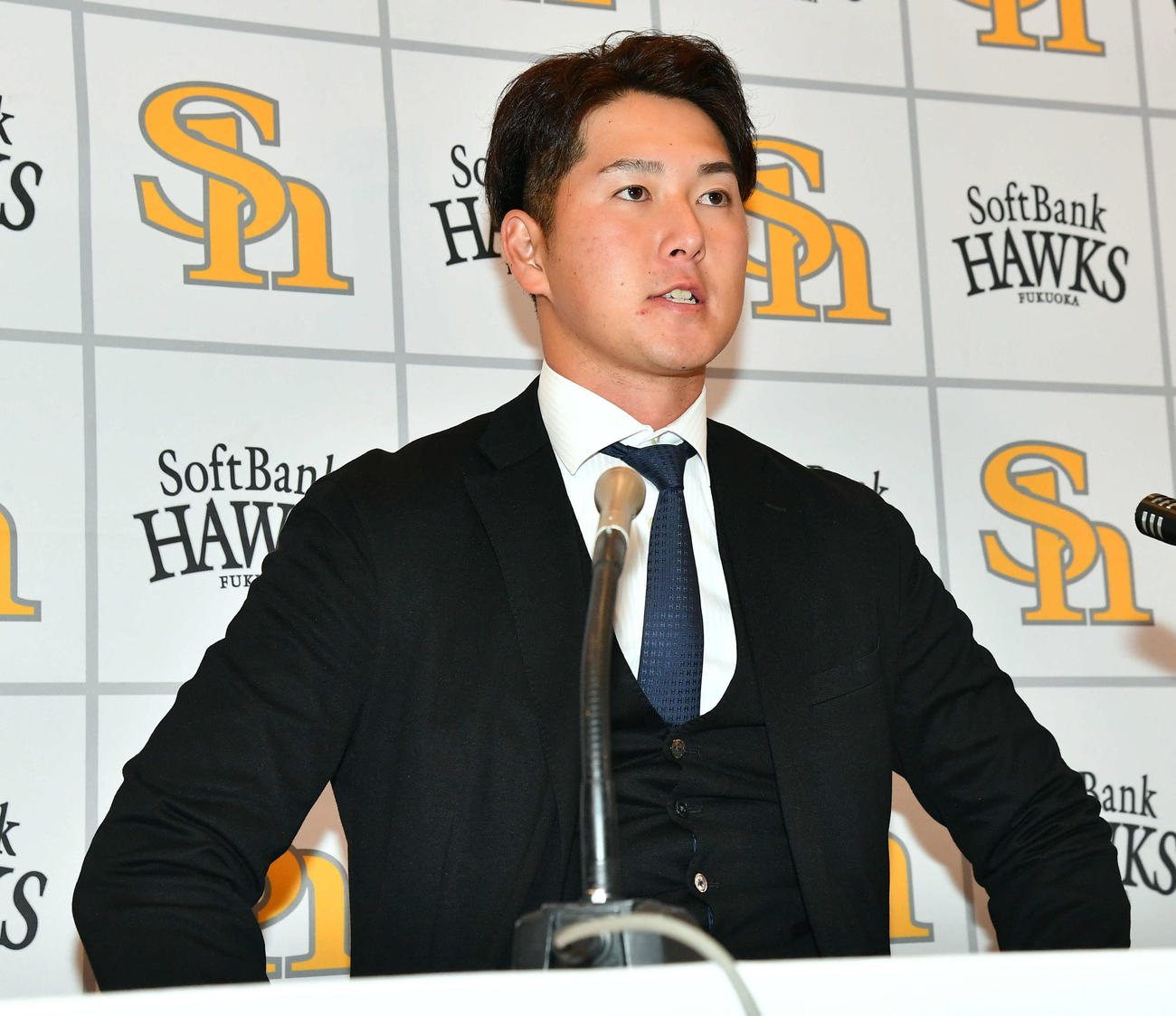 現状維持で契約更改し、会見を行うソフトバンク秋広（撮影・岩下翔太）