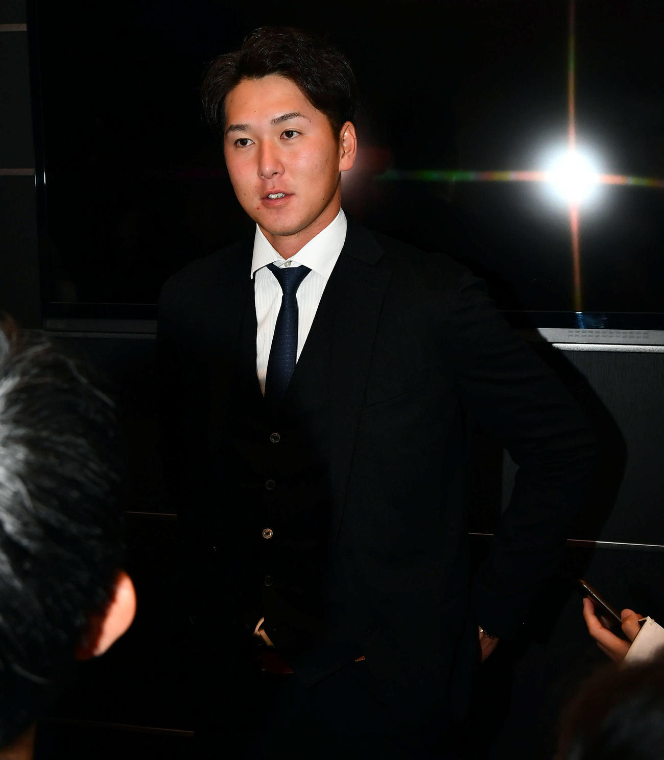 契約更改後の会見を終え、囲み取材を受けるソフトバンク秋広（撮影・岩下翔太）