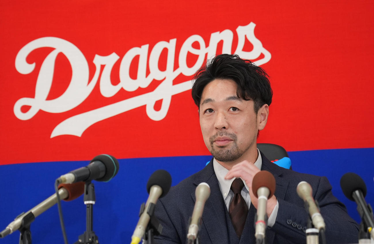 入団会見をする阿部（撮影・森本幸一）