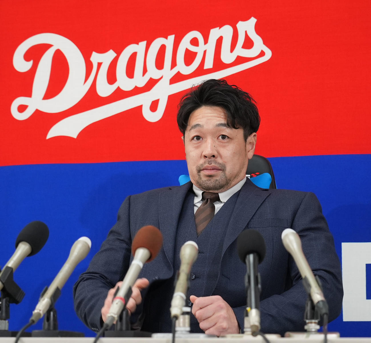 会見の席に着く阿部（撮影・森本幸一）