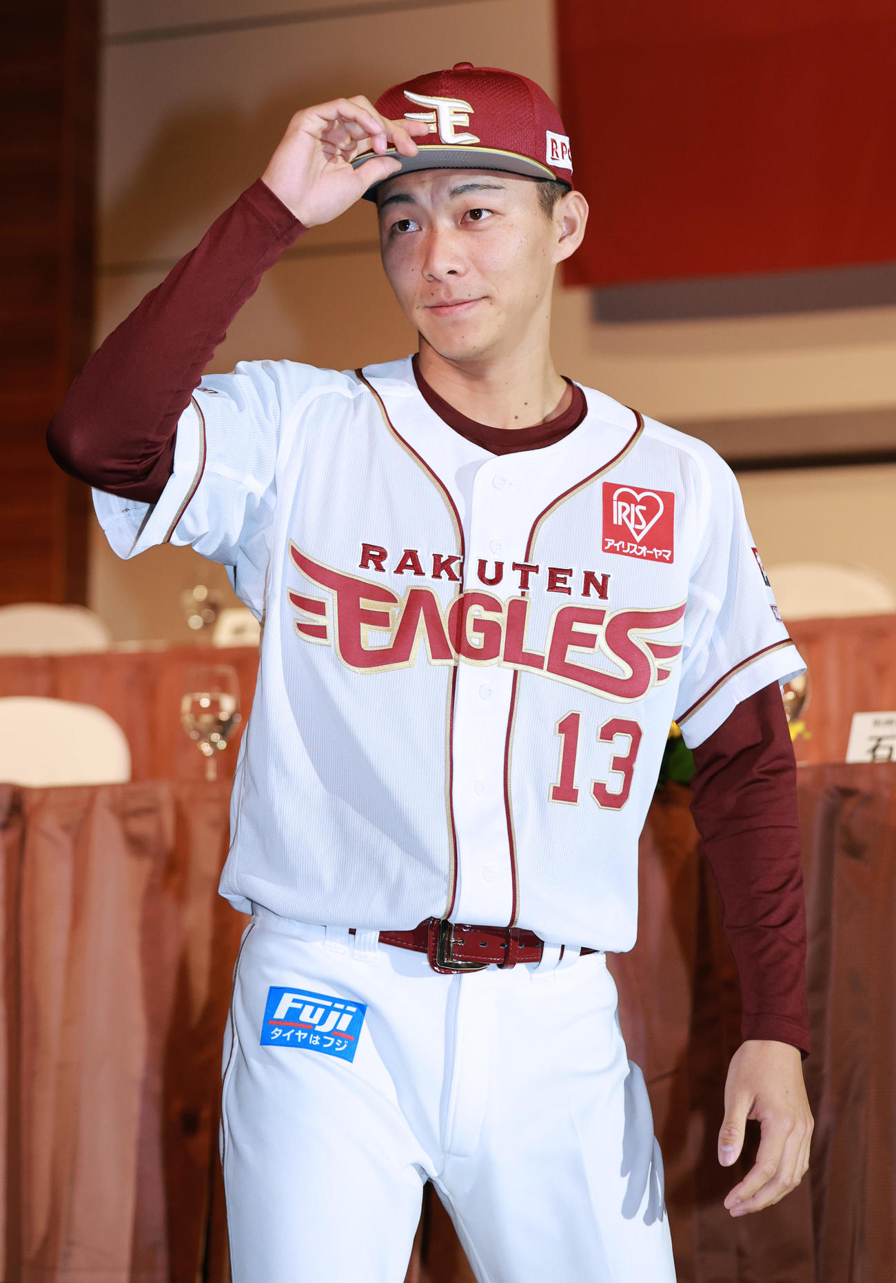 楽天新入団選手発表会見に登場したドラフト1位の花園大・藤原（撮影・野上伸悟）