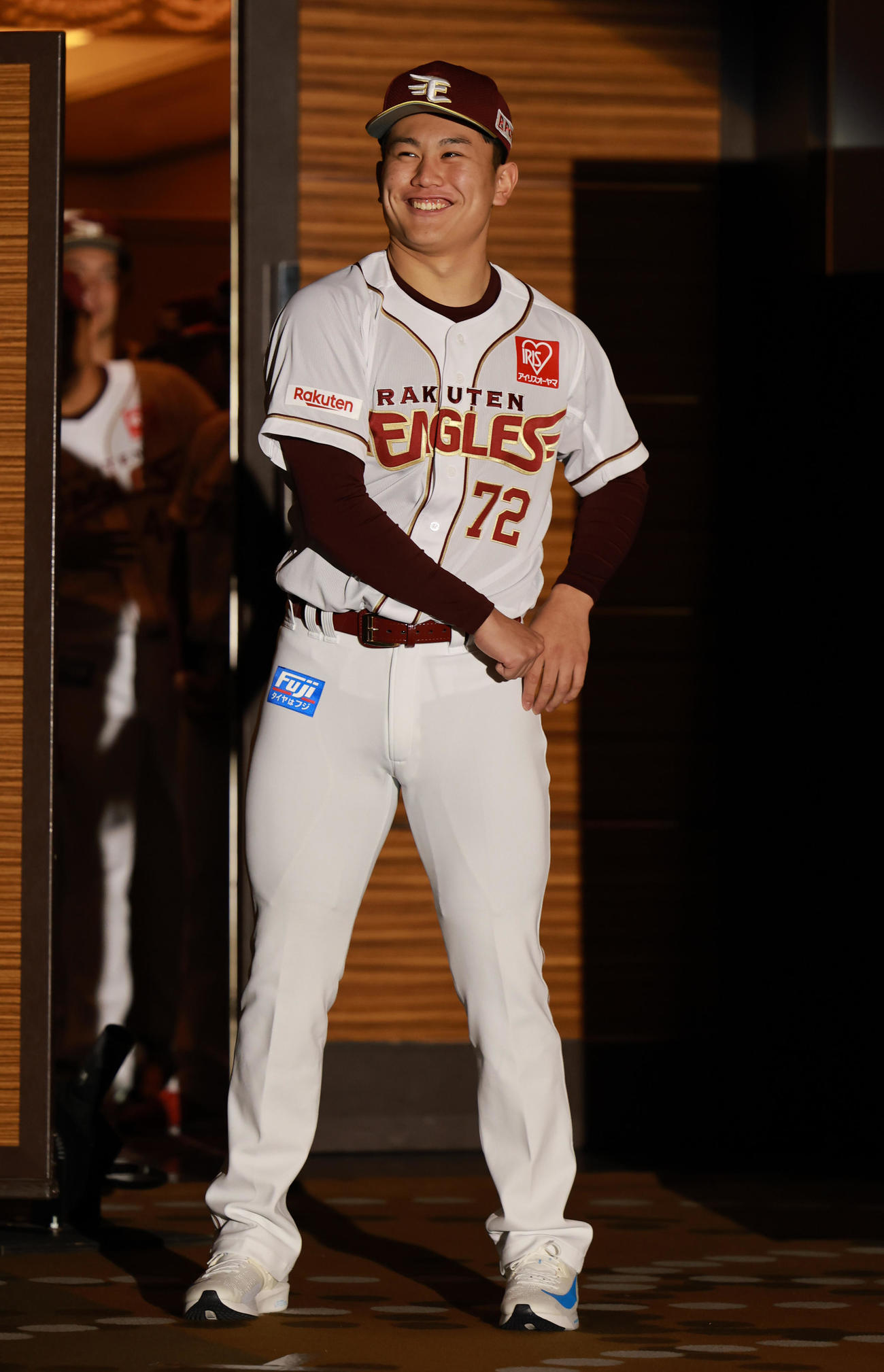 楽天新入団選手発表会見で侍ポーズをとるドラフト4位の学法石川・大栄（撮影・野上伸悟）