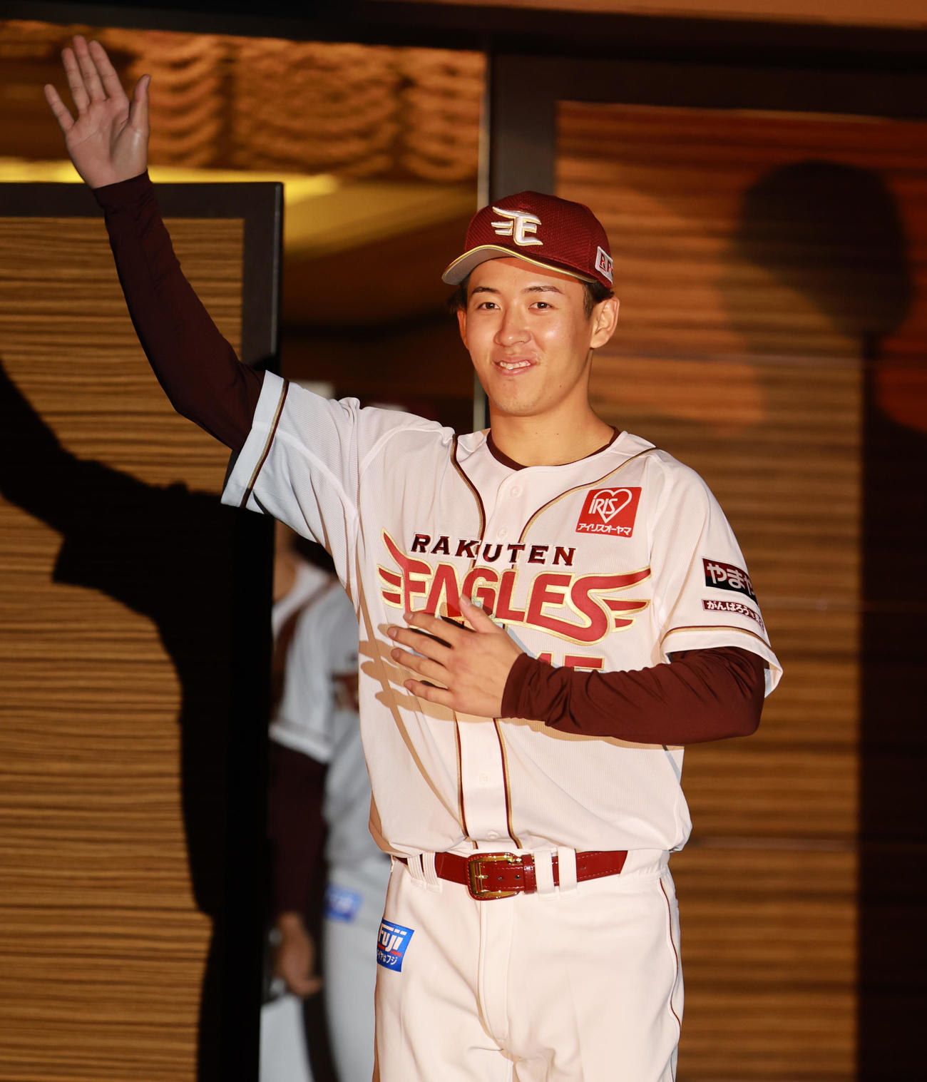 楽天新入団選手発表会見に、古巣矢場とんポーズで登場するドラフト6位の王子・九谷（撮影・野上伸悟）