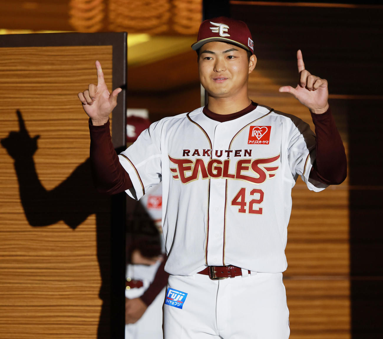 楽天新入団選手発表会見でポーズをとるドラフト7位の近大・阪上（撮影・野上伸悟）