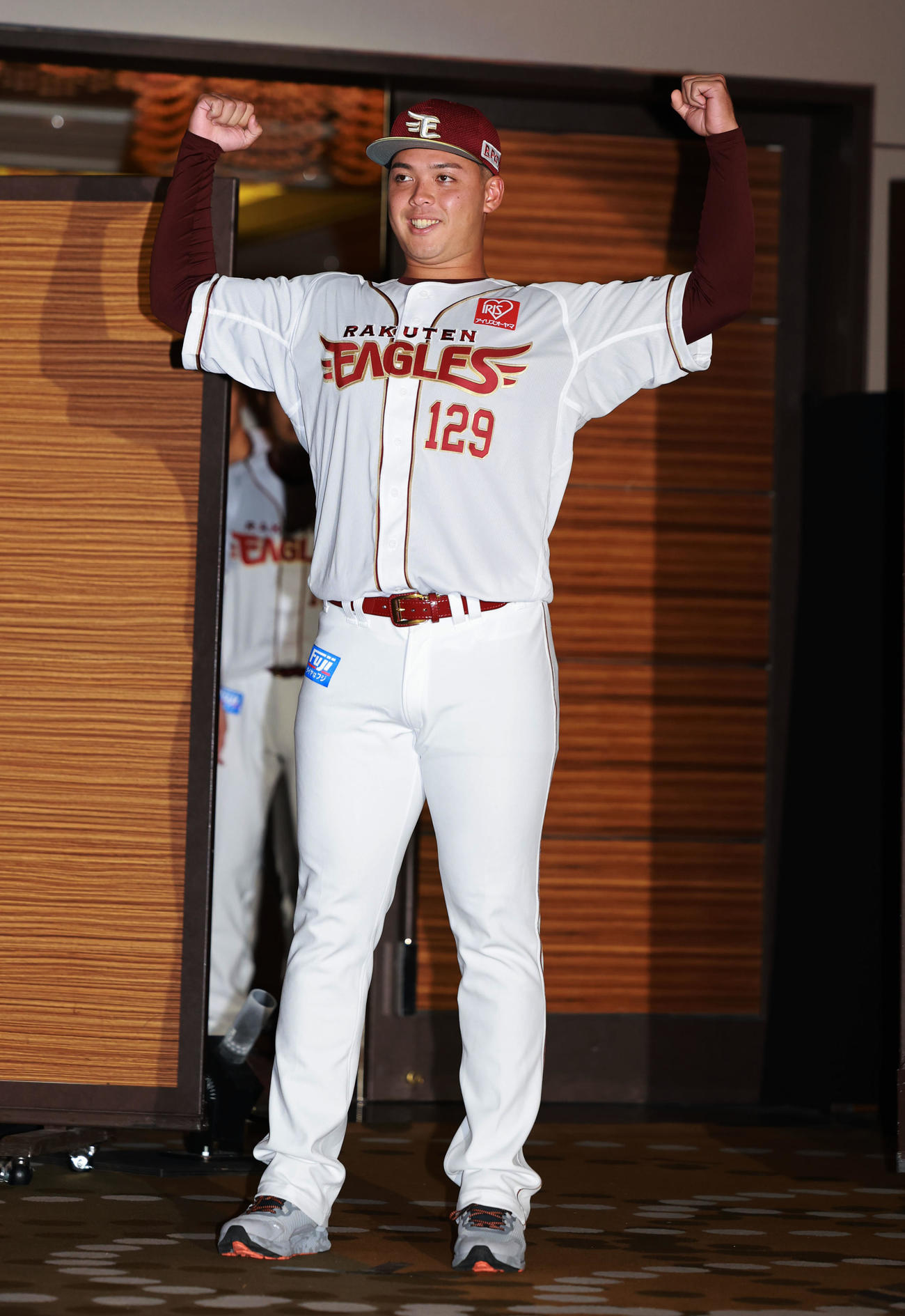 楽天新入団選手発表会見でポーズをとる育成ドラフト2位の石川大坪（撮影・野上伸悟）