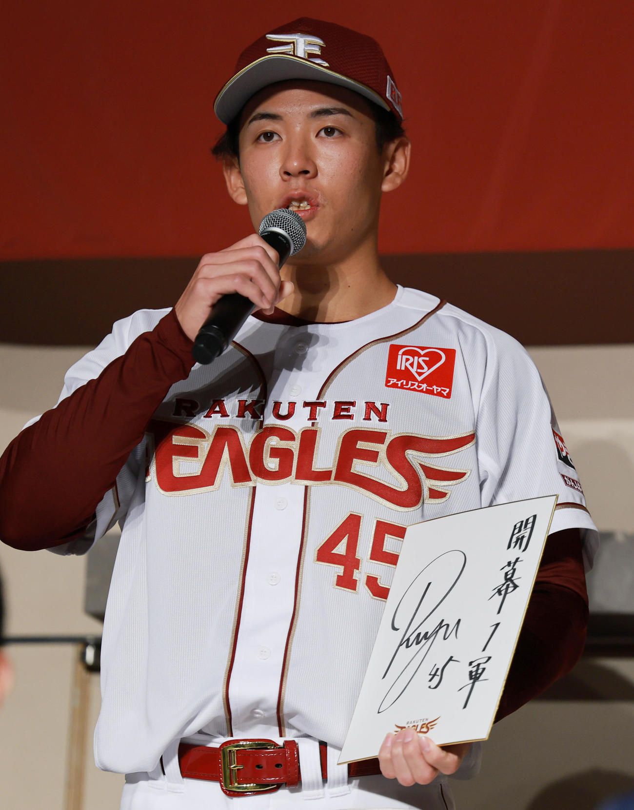 楽天新入団選手発表会見で色紙に開幕1軍と記す楽天ドラフト6位の王子・九谷（撮影・野上伸悟）