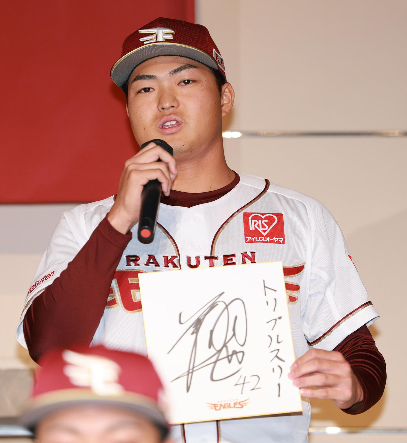 楽天新入団選手発表会見で色紙にトリプルスリーと記す楽天ドラフト7位の近大・阪上（撮影・野上伸悟）