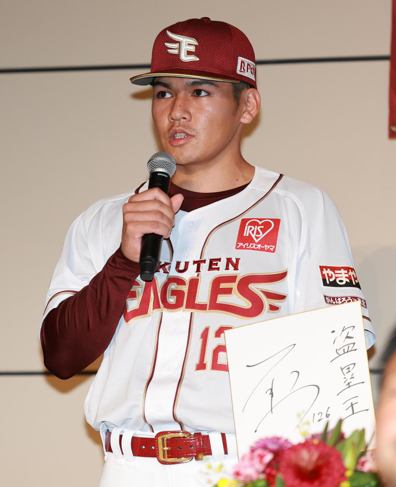 楽天新入団選手発表会見で色紙に盗塁王と記す楽天育成ドラフト1位の富山幌村（撮影・野上伸悟）