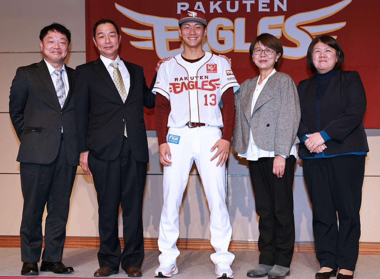 楽天新入団選手発表会見で家族と記念撮影するドラフト1位の花園大・藤原（中央）（撮影・野上伸悟）