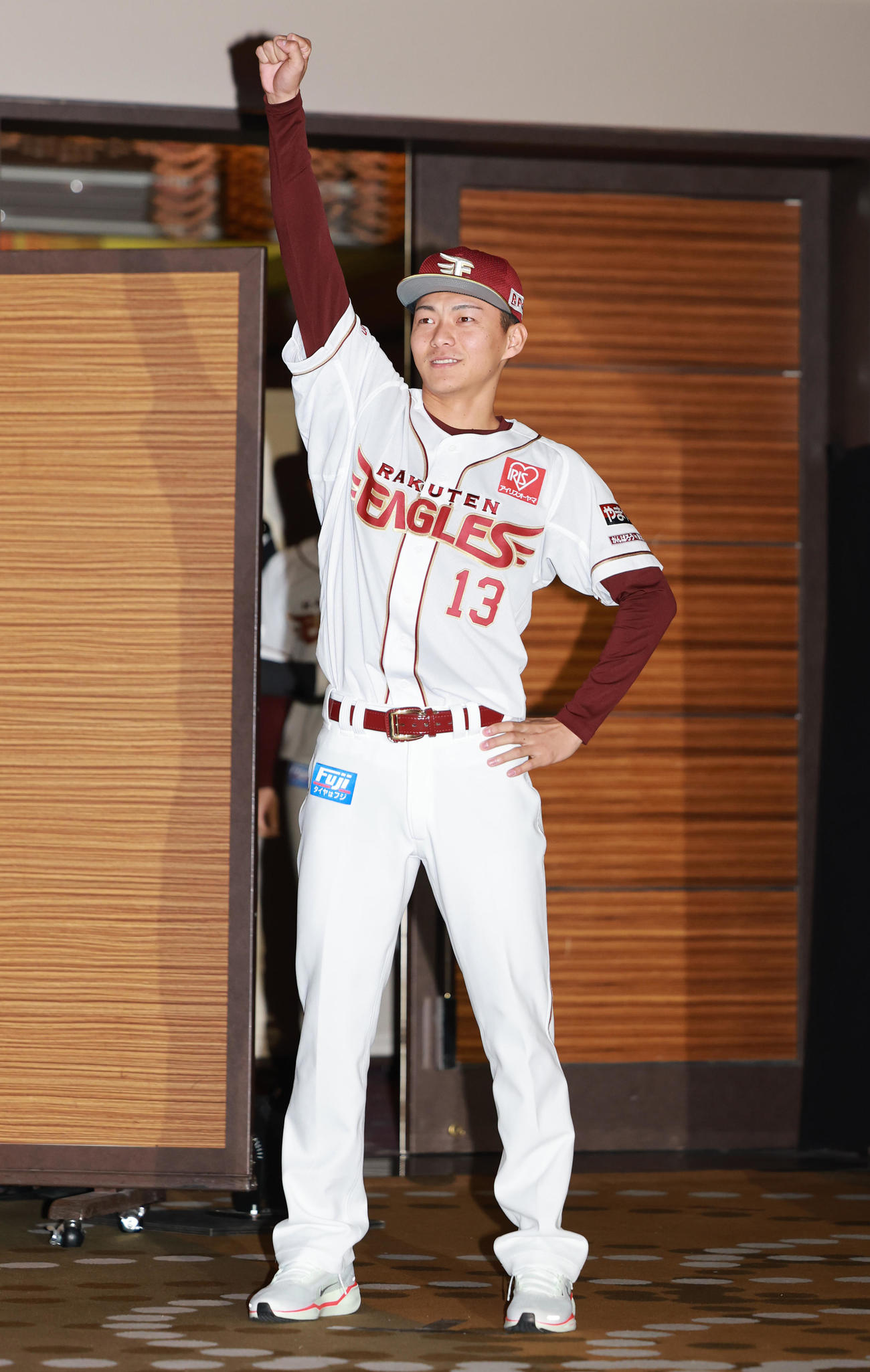 楽天新入団選手発表会見に登場したドラフト1位の花園大・藤原（撮影・野上伸悟）