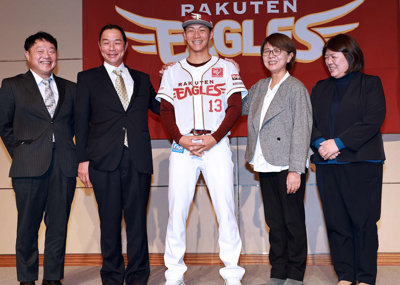 楽天新入団選手発表会見で家族らと記念撮影するドラフト1位の花園大・藤原（中央）（撮影・野上伸悟）