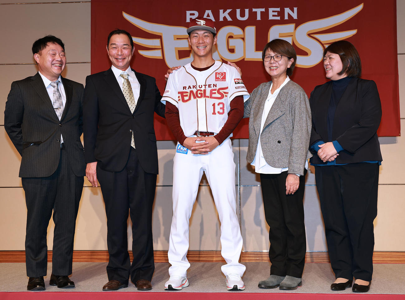 楽天新入団選手発表会見で家族と記念撮影するドラフト1位の花園大・藤原（中央）（撮影・野上伸悟）