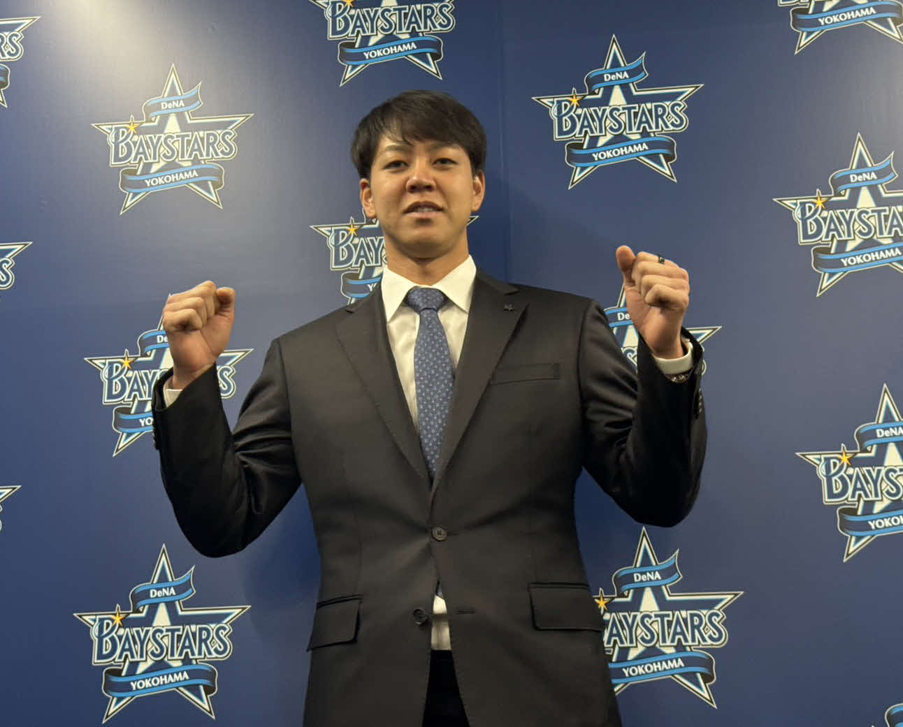 契約更改会見に臨んだDeNA平良（撮影・小早川宗一郎）