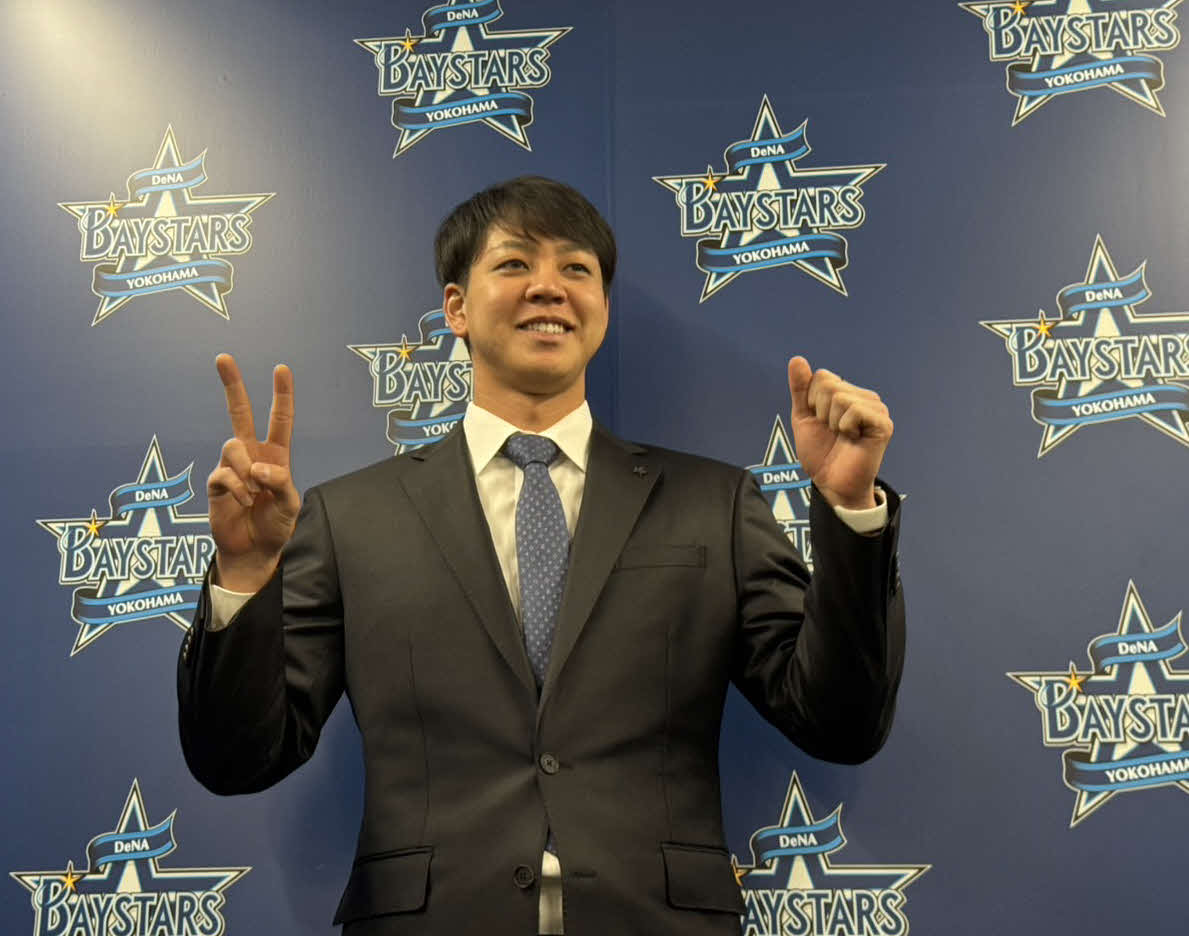 契約更改会見に臨んだDeNA平良（撮影・小早川宗一郎）