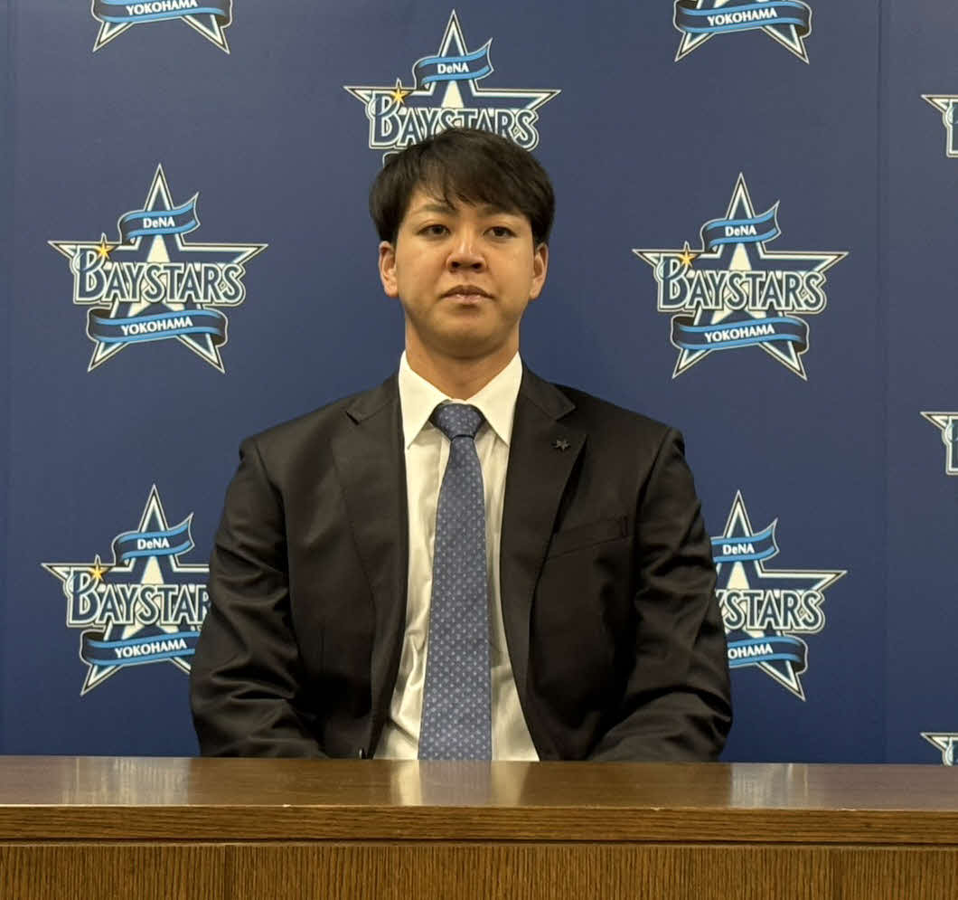 契約更改会見に臨んだDeNA平良（撮影・小早川宗一郎）