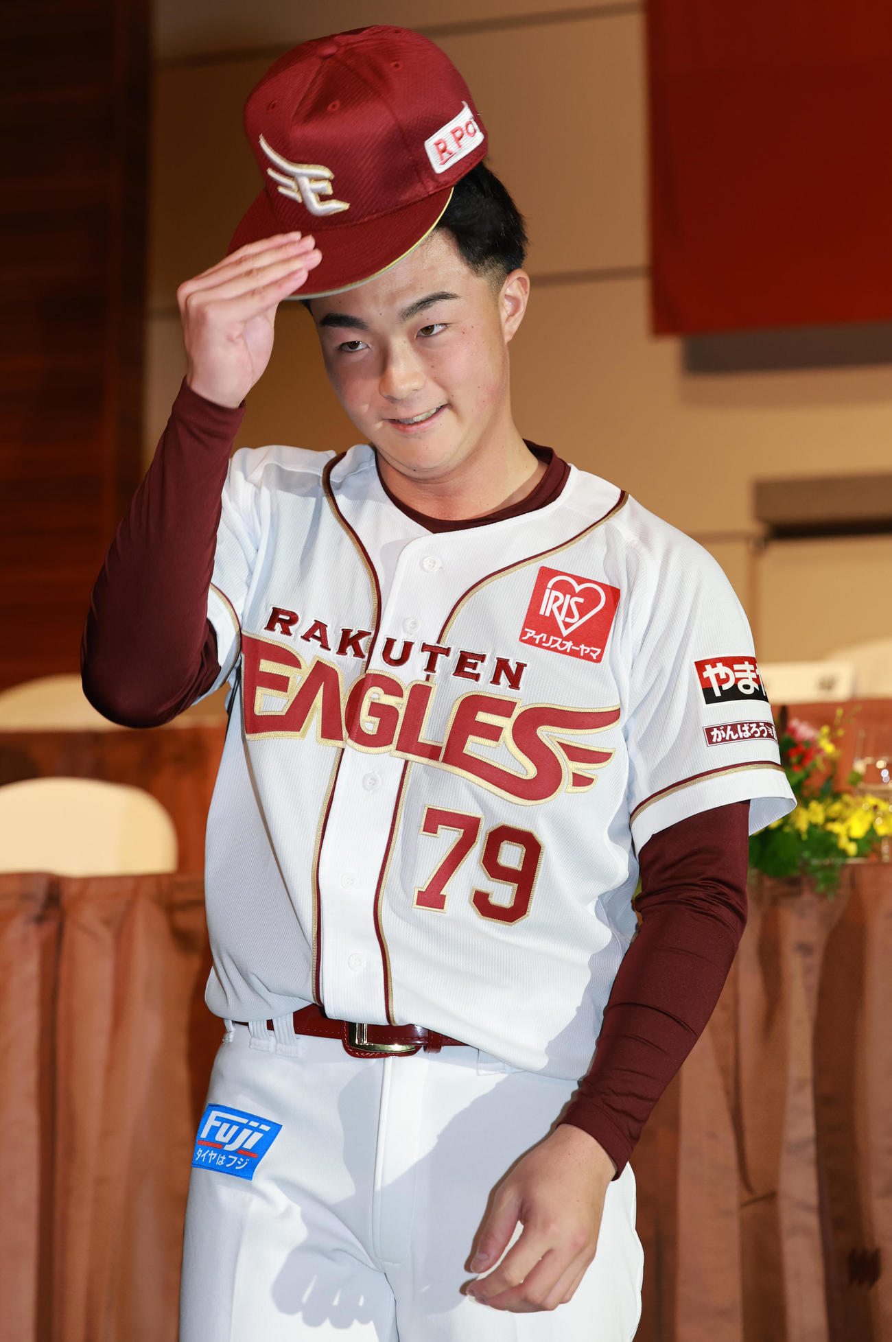 楽天新入団選手発表会見に登場したドラフト5位のれいめい・伊藤大（撮影・野上伸悟）