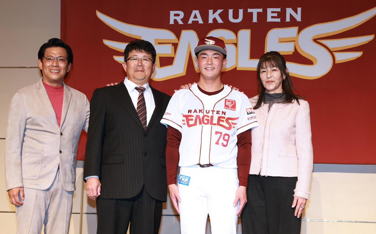 楽天新入団選手発表会見で家族と記念撮影するドラフト5位のれいめい・伊藤大（右から2人目）（撮影・野上伸悟）