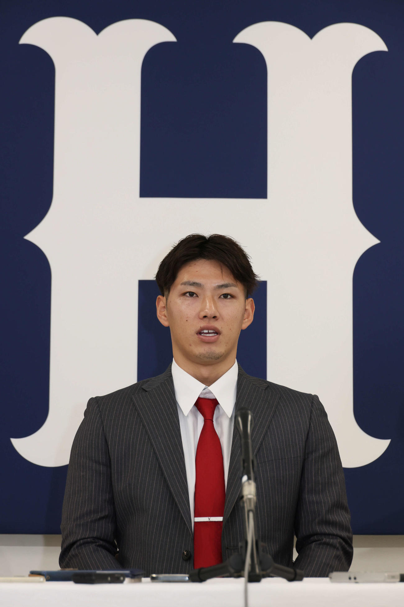 契約更改後、会見する広島中村奨（撮影・加藤孝規）