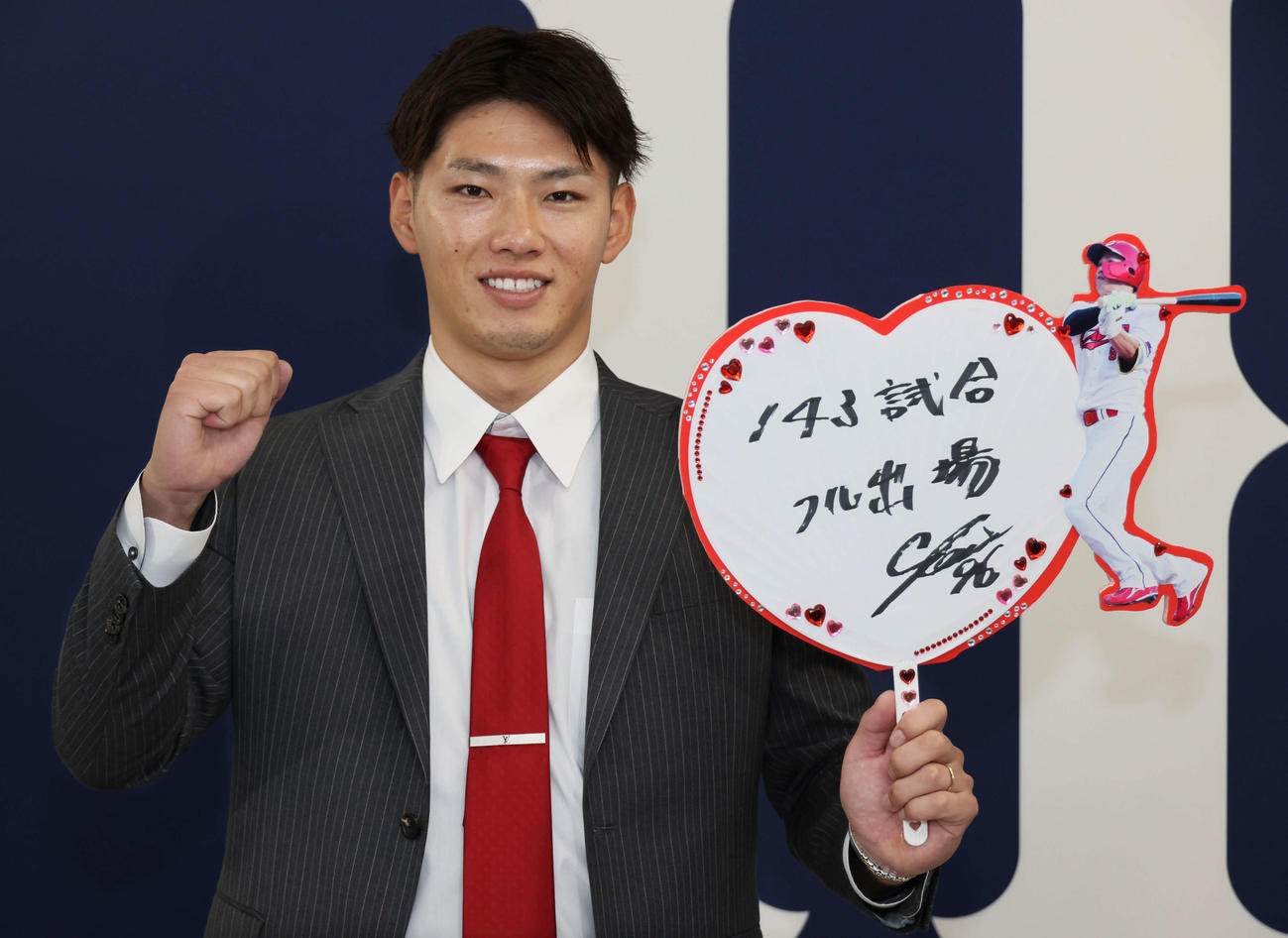 契約更改後の会見を終え、来季の目標を掲げる新婚の広島中村奨（撮影・加藤孝規）
