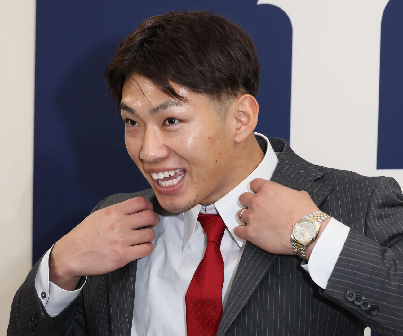 契約更改後の会見を終え、囲み取材に応じる広島中村奨（撮影・加藤孝規）
