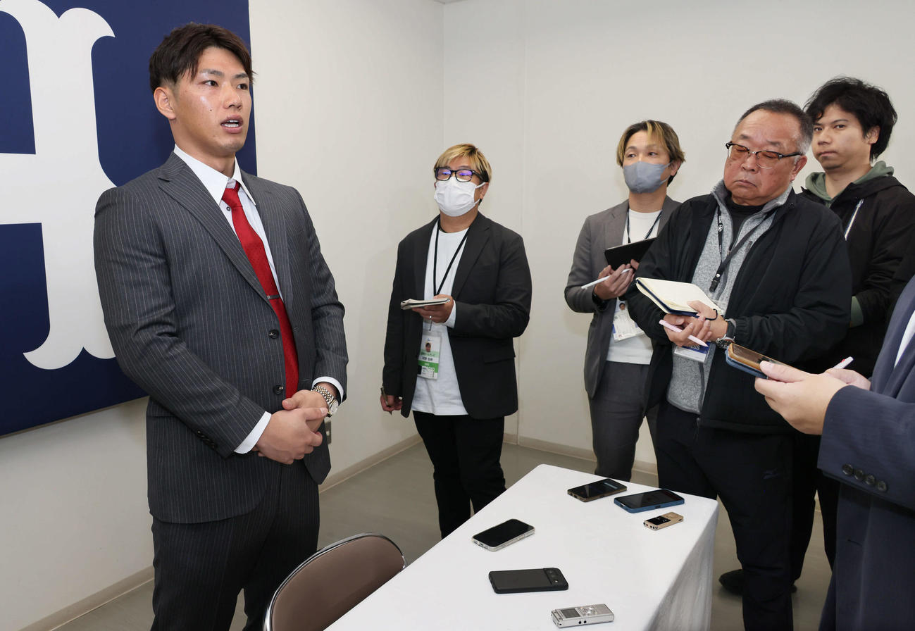契約更改後の会見を終え、囲み取材に応じる広島中村奨（撮影・加藤孝規）