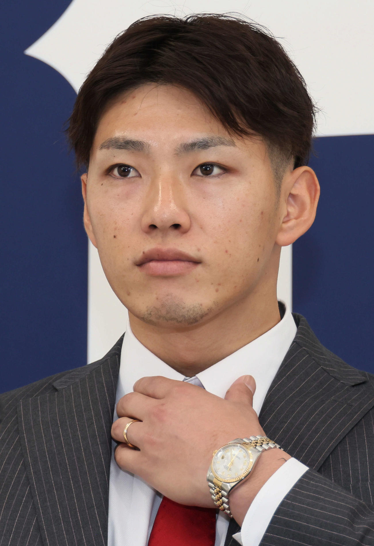契約更改後、会見する広島中村奨（撮影・加藤孝規）