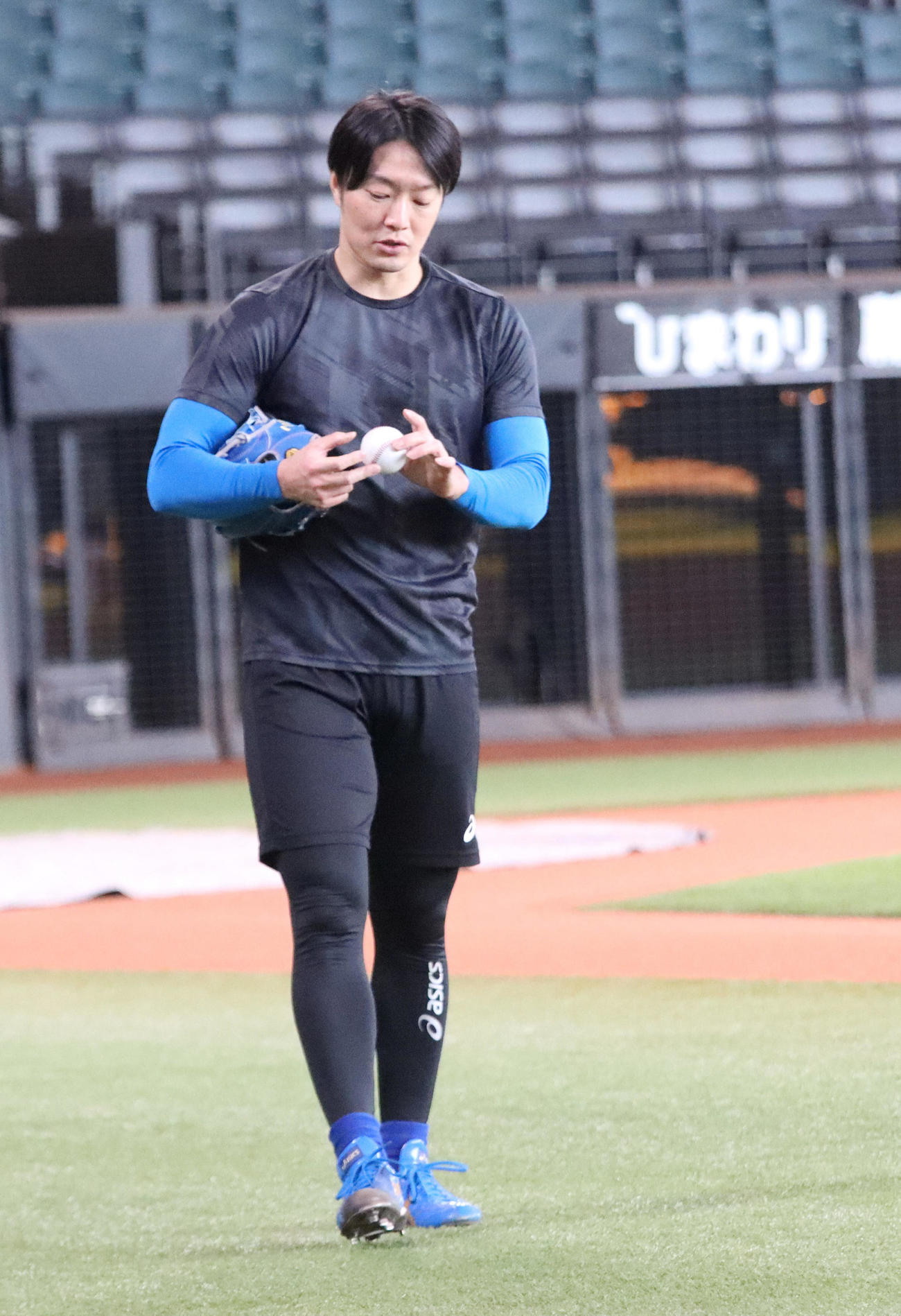ボールを見る日本ハム玉井