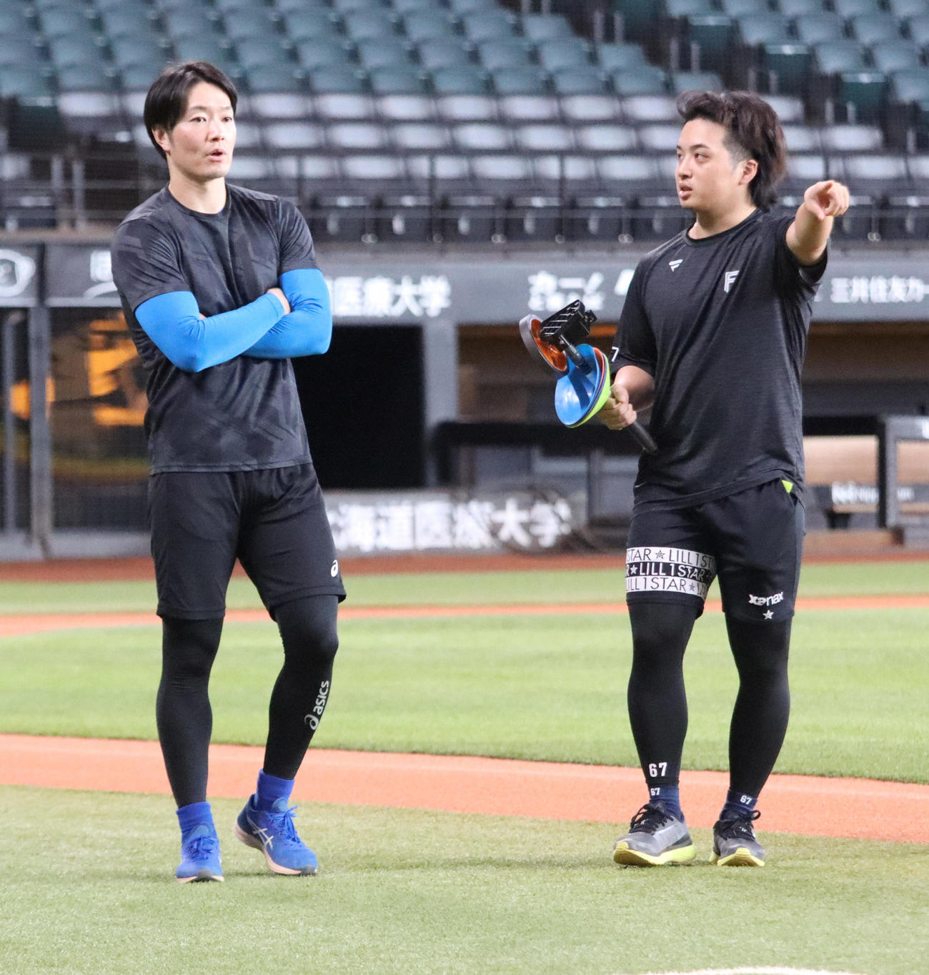 山本拓と話す日本ハム玉（左）