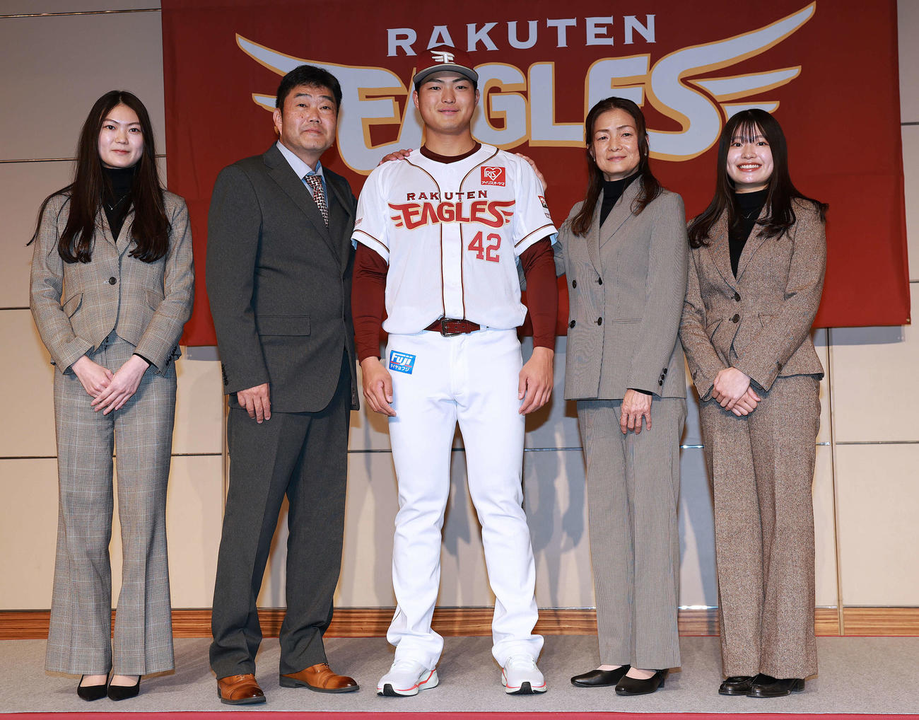 楽天新入団選手発表会見で家族と記念撮影するドラフト7位の近大・阪上（中央）（撮影・野上伸悟）