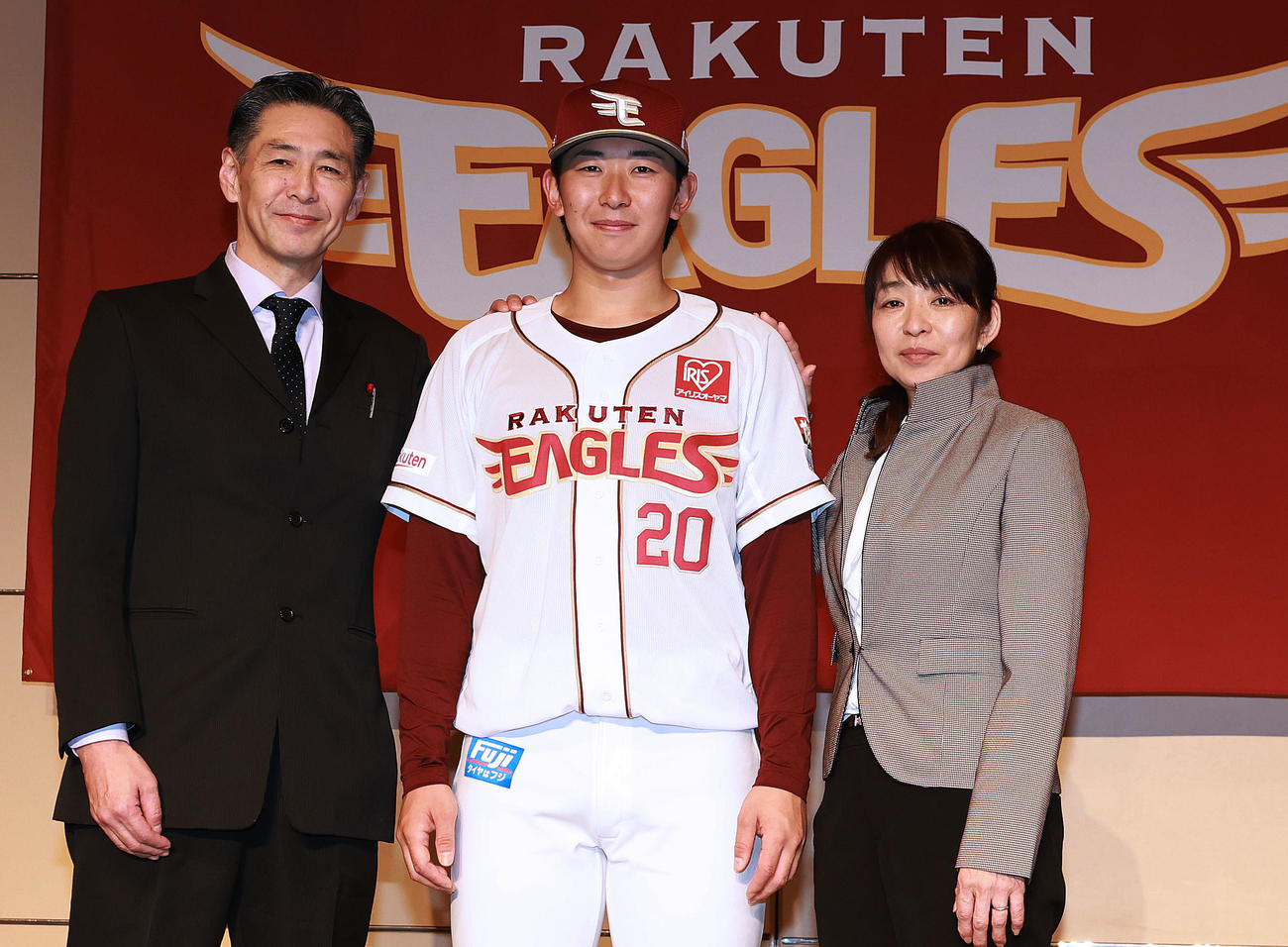 楽天新入団選手発表会見で家族と記念撮影するドラフト2位の早大・伊藤樹（撮影・野上伸悟）