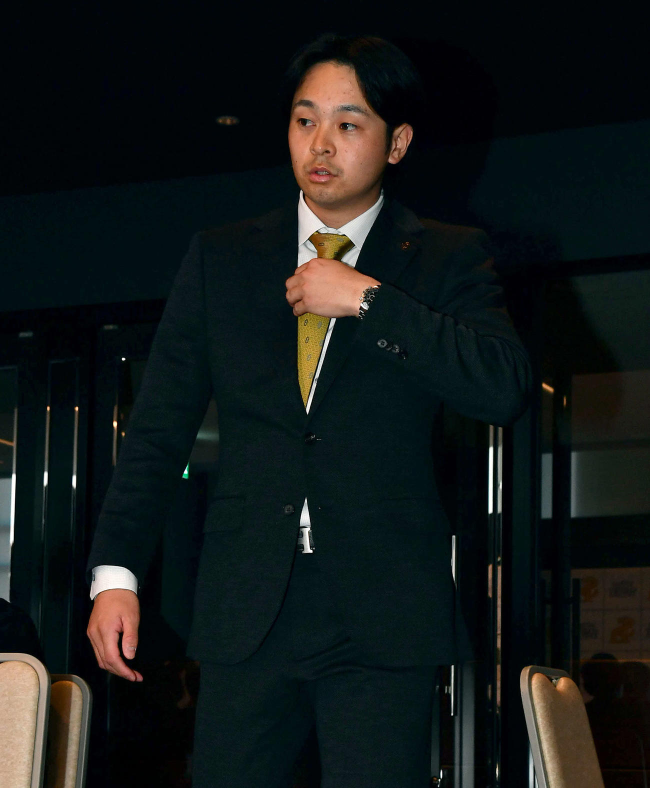 契約更改を終え、会見場に入るソフトバンク川瀬（撮影・岩下翔太）